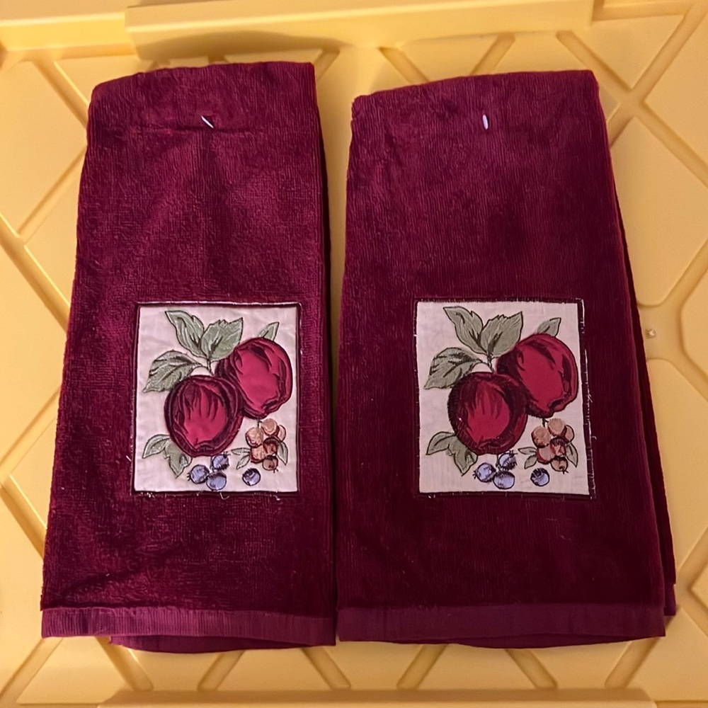 NWOT Decorative Kitchen Towels dark red, Apple Appliqué 2 towels in set